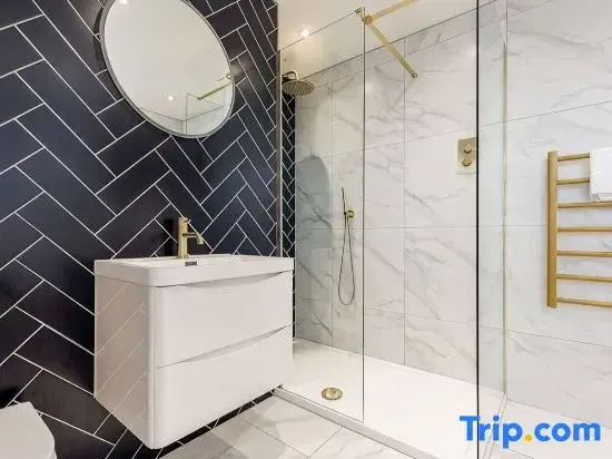Luxury Penthouse 2-Bed Apt w/ Sea View, Gym & PKG