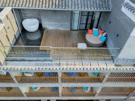 Sansheng Sanshi 180° River View Courtyard (Yunqiao, Fenghuang Ancient Town)