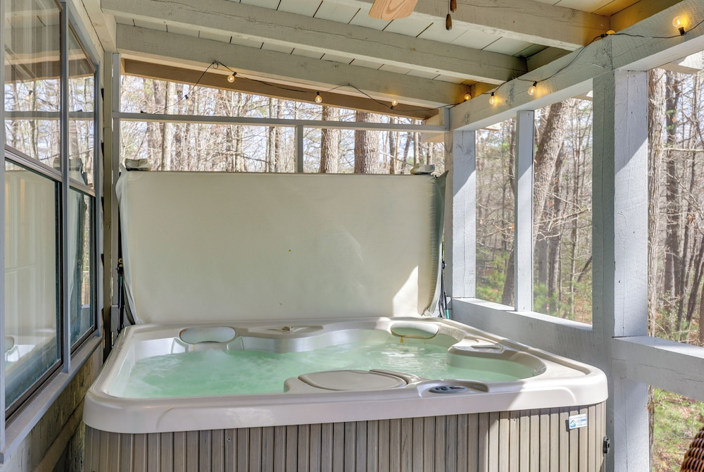 'peace of Aska' Cabin w/ Hot Tub & Fire Pit!