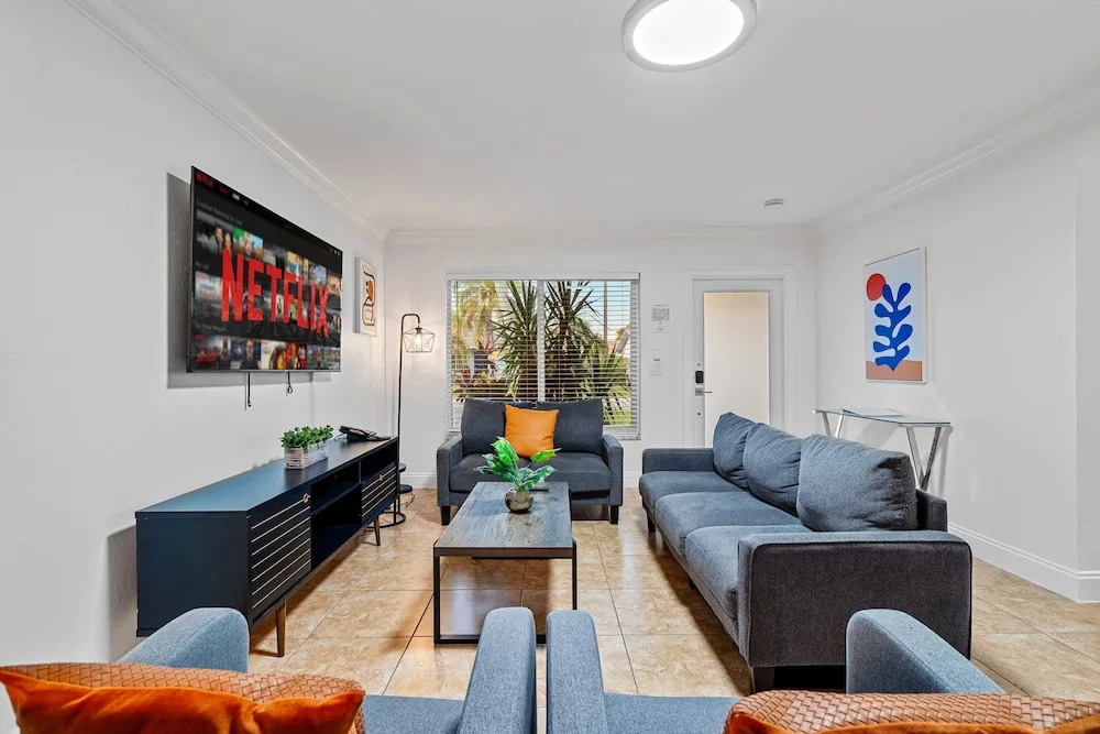 4BR With Private Pool and Game Room - Prime Location
