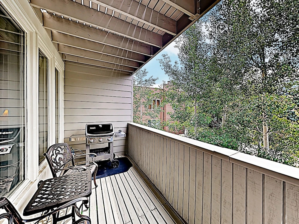 New Listing! W/ Pool -- Walk To Ski Lift 3 Bedroom Condo