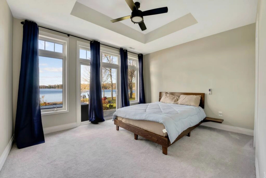 Luxury Cottage overlooking Wollaston Lake-Hot tub
