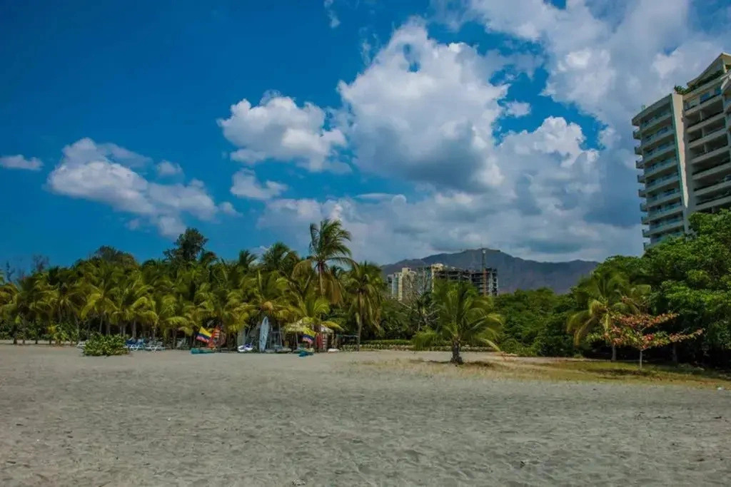Acogedor con vista al mar en Condominio Zazue a 300 metros de la playa Bellohorizonte Santa Marta