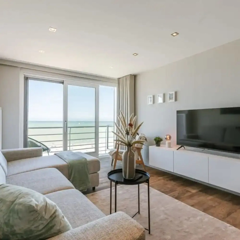Cosy Apartment With Frontal Seaview