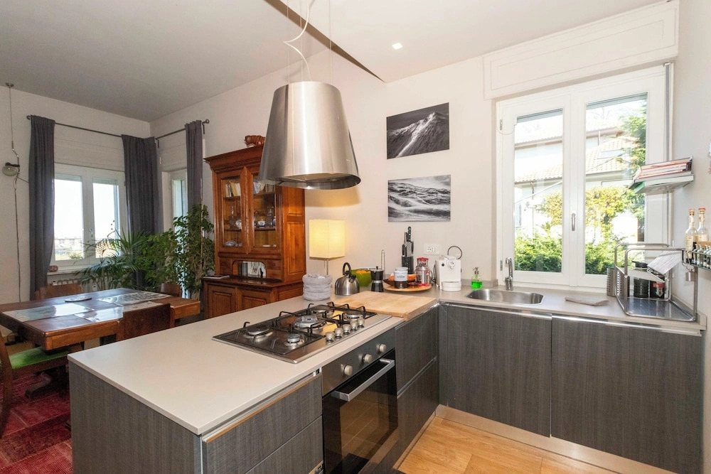Guesthost - Charming Apt With Parking!
