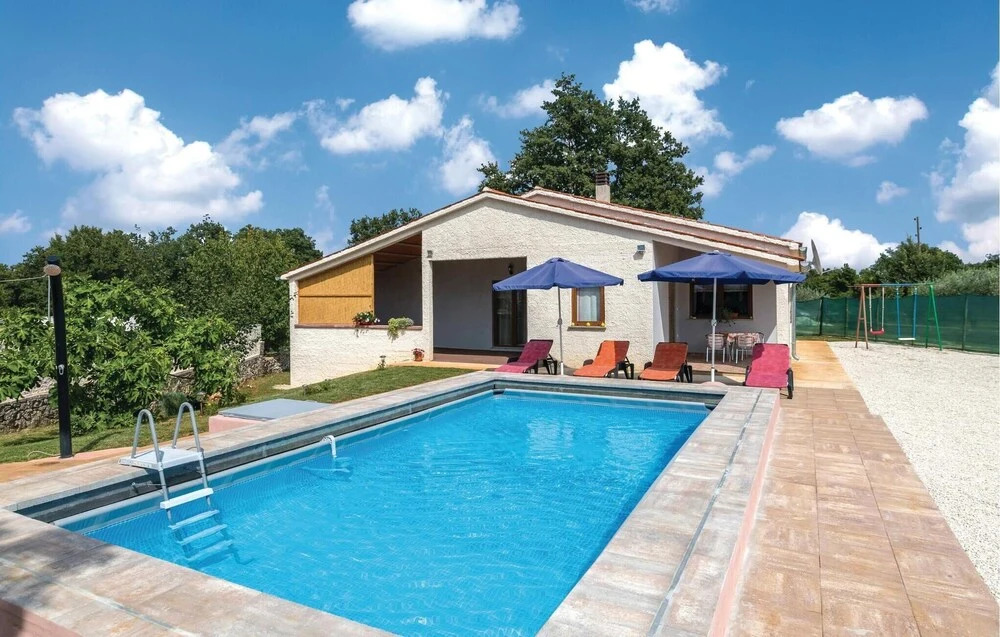 Three-Bedroom Holiday Home In Divsici