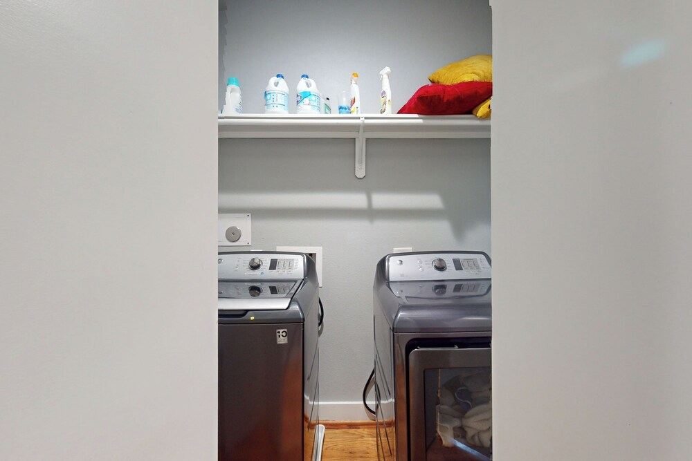 3 BR Home w/ Billiards & Ping Pong, Near Downtown