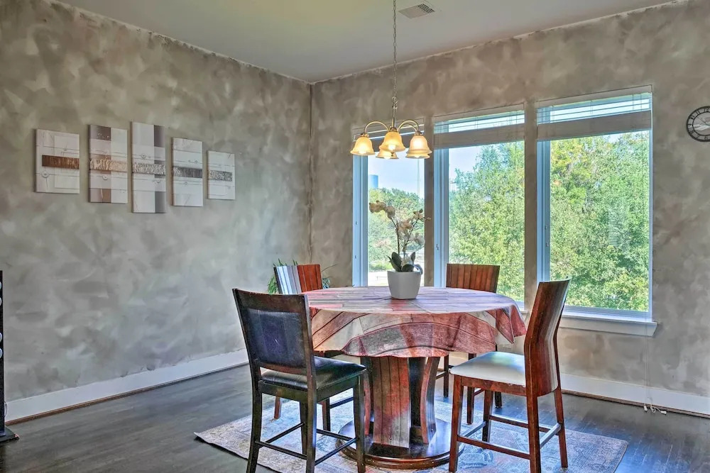 Central Houston Townhouse - 1 Mi to Downtown
