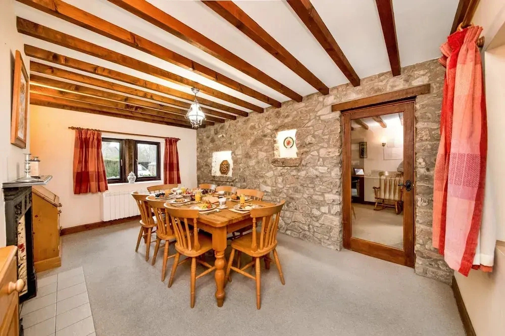 Cottage in Alstonefield Near Peak District Trails