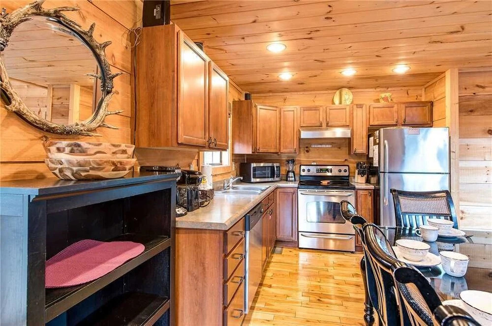 Bear Pause 4 Bedroom Home with Hot Tub