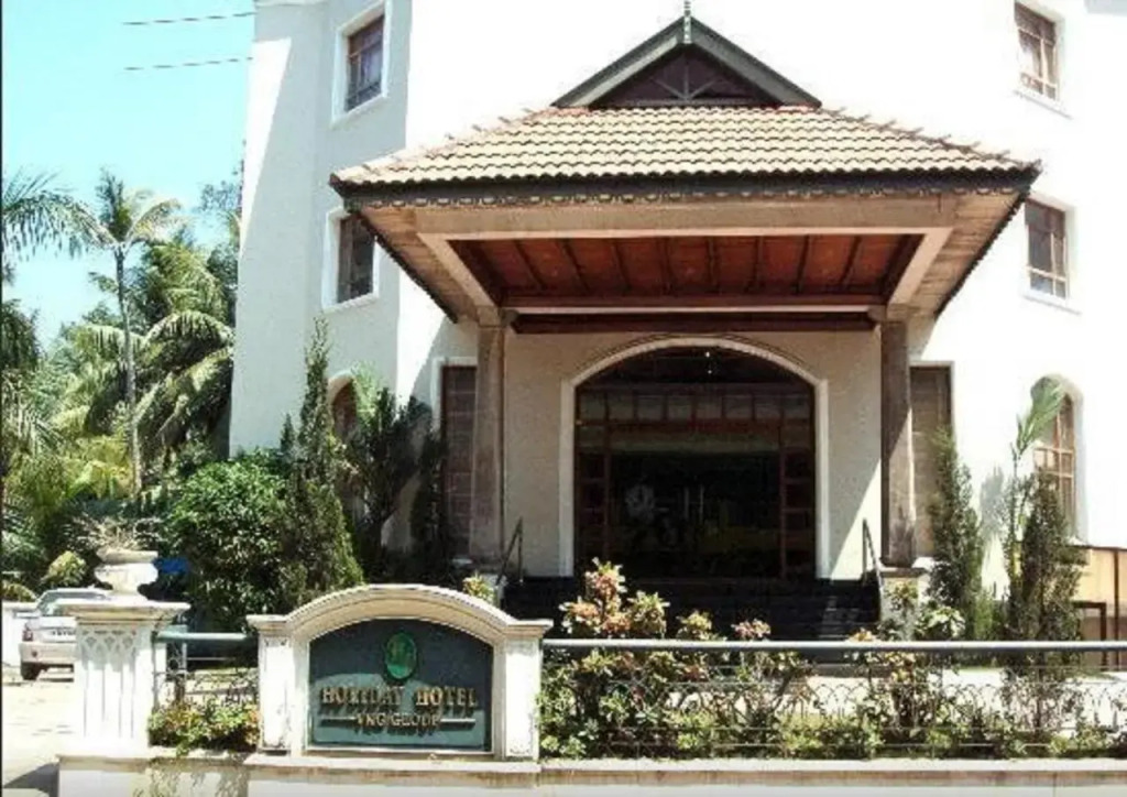 OYO 4806 Holiday Hotel
