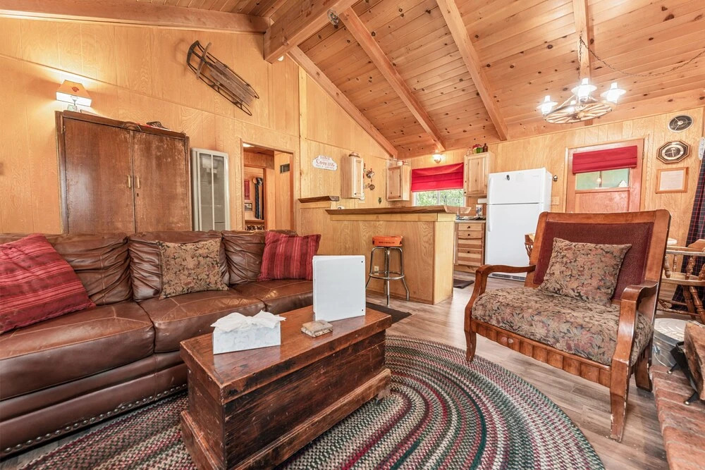 Knotty Pine Chalet - 2br/1ba/walk To Lake And Village/fireplace/wifi/smarttv/barbeque/fencedyard 2 Bedroom Chalet