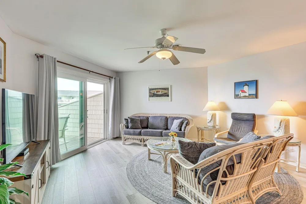 Oak Island Beachfront Condo w/ Community Pool