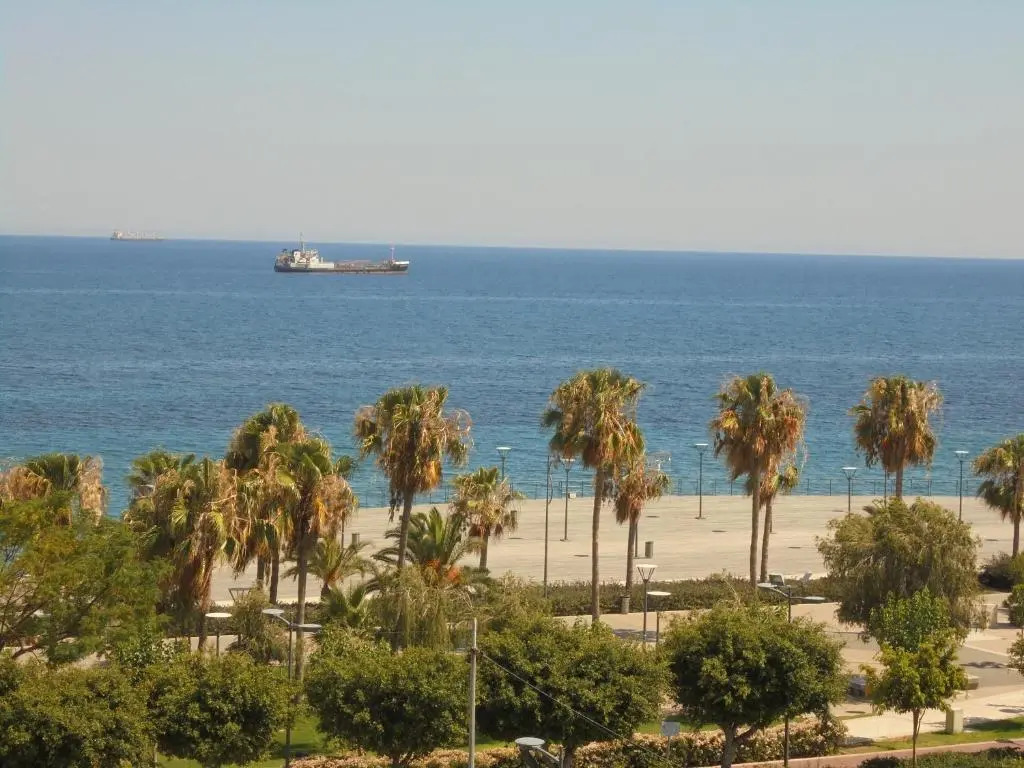 Kermia Court - Beach-front, modern 2 bedroom -sleeps 6
