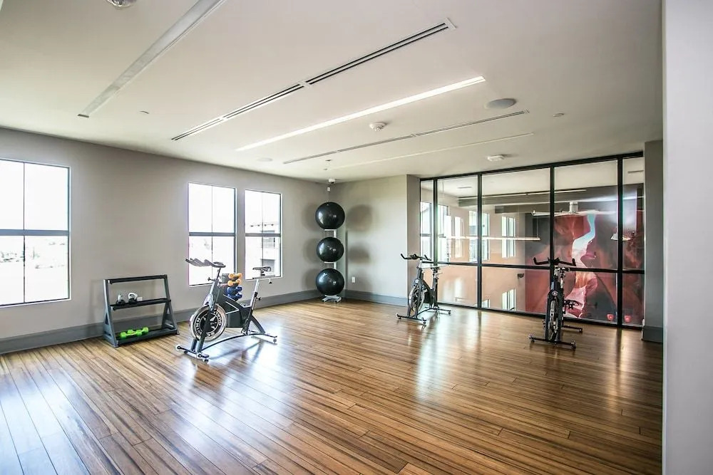 Rooftop Pool, Views, Close to Shops & Dining C4427