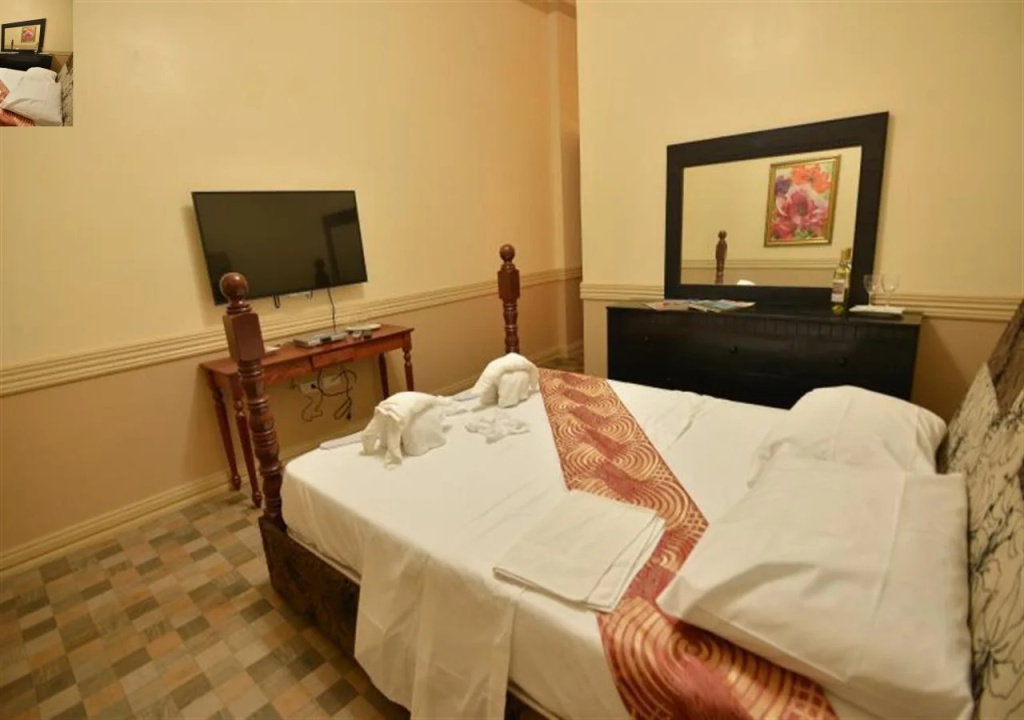 Roz And Angelique's Inn & Suites
