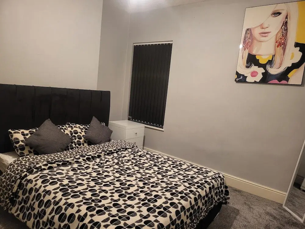 Apartment - Sleeps 5 - Great Location - Parking