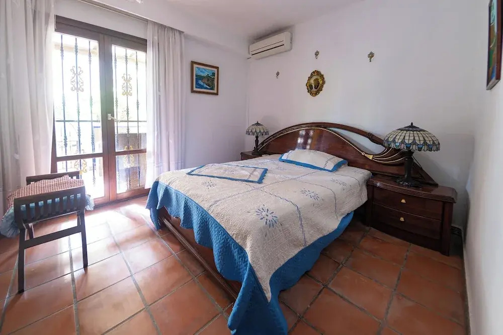 Comfortable Spacious Family House, Large Terrace and Garden, Beach and Bars