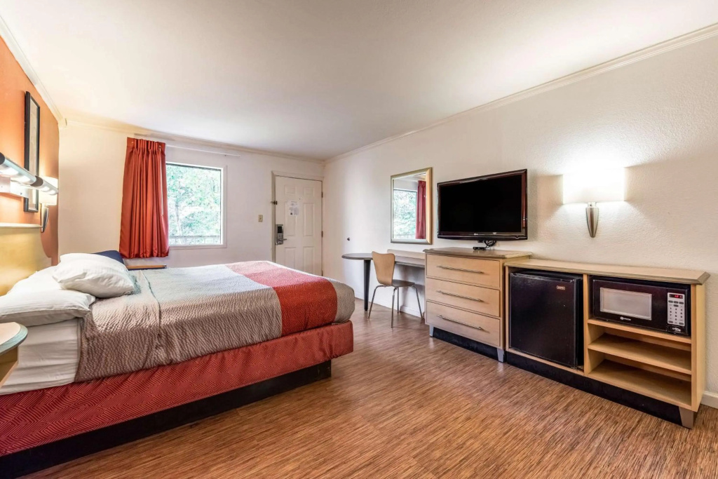 Motel 6-Gatlinburg, TN - Smoky Mountains