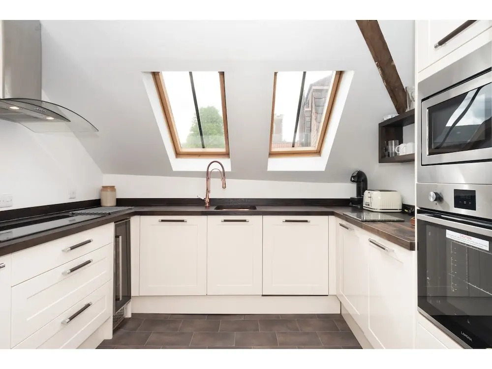 Traditional, Stunning and Spacious 2BR Apt for 4