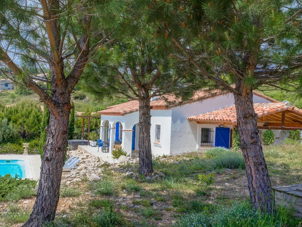 Modern villa in Camplong with private pool