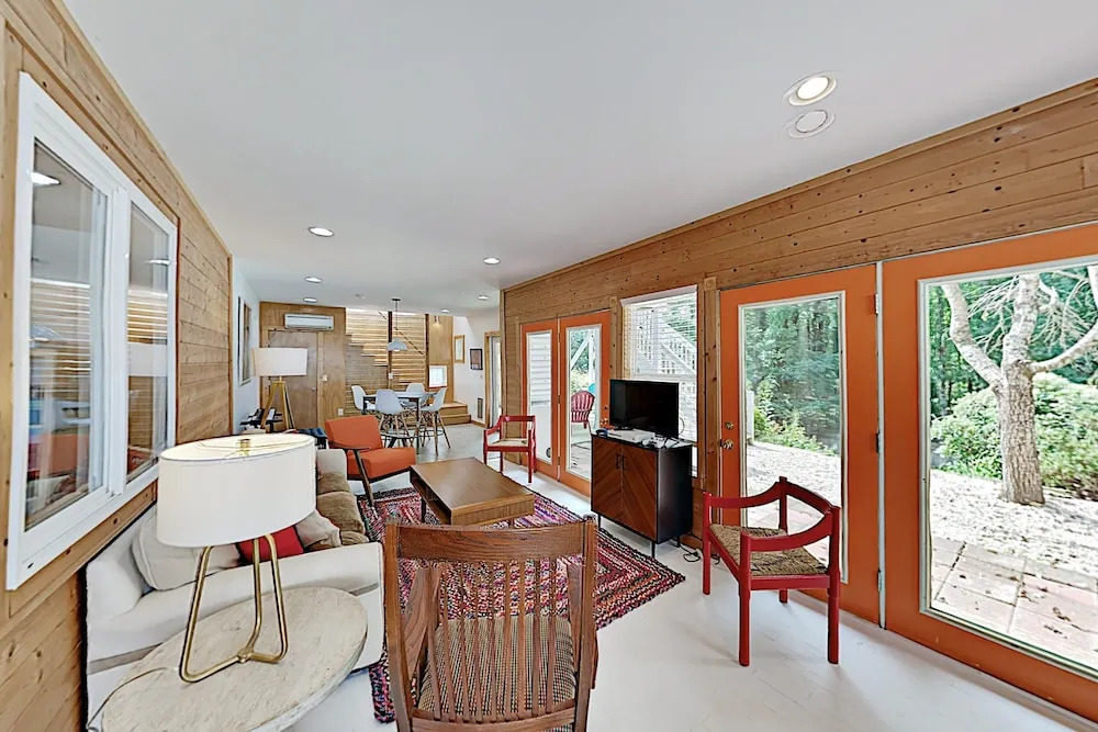The Lime House W/ 2 Kitchens & Large Fenced Yard 4 Bedroom Home