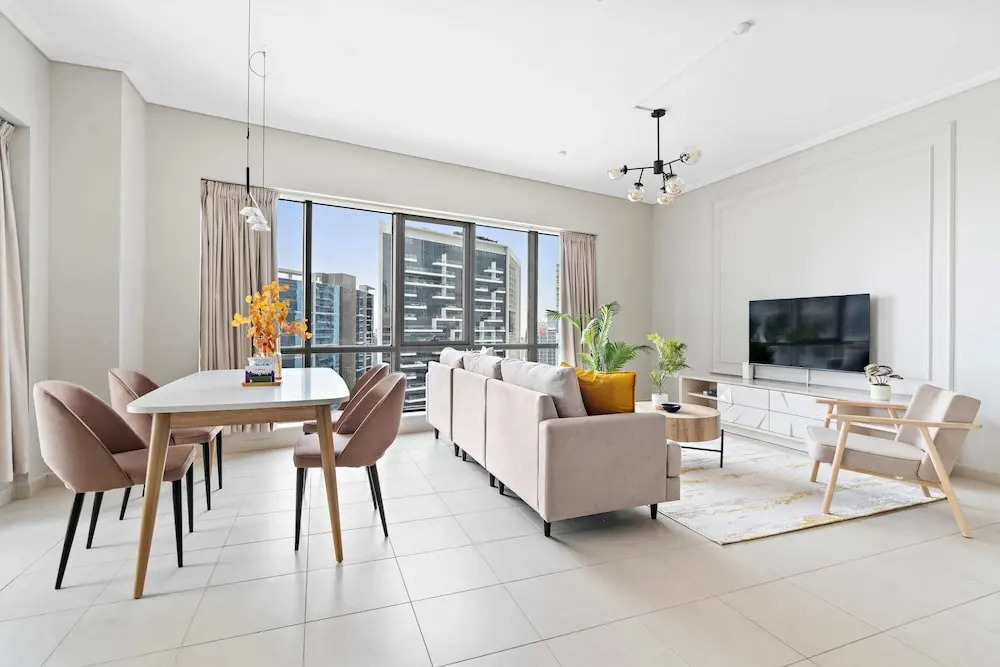 Vogue Vacation Homes, Business Bay Damac Maison Prive near Burj Khalifa and Dubai Mall, Studio Apartment with Canal and City View, Access to all Amenities