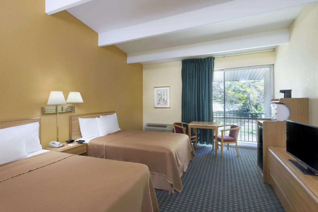 Howard Johnson by Wyndham Newburgh