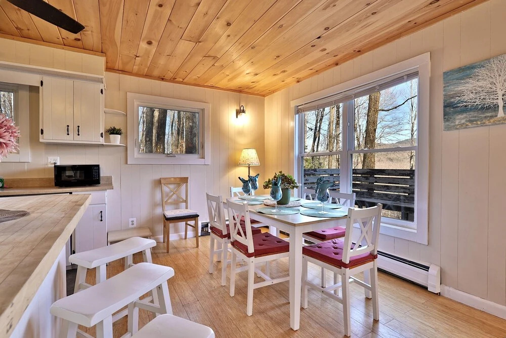 Your Ski Home: Powder Park Place - Upper Level. Close To Killington. Hot Tub. 4 Bedroom Home