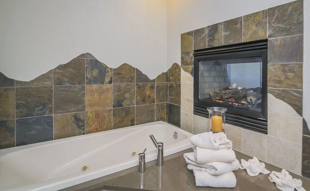 Garlands' Alpine Lodge Luxury Vacation At Windcliff 3 Bedroom Home by RedAwning