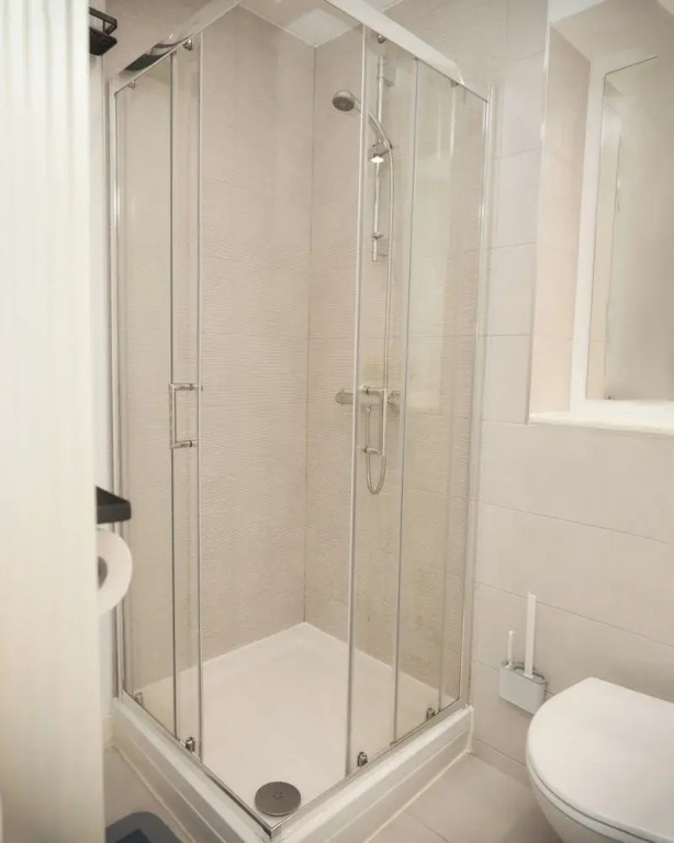 Apartment-sleeps4-streetparking-balcony-duplex