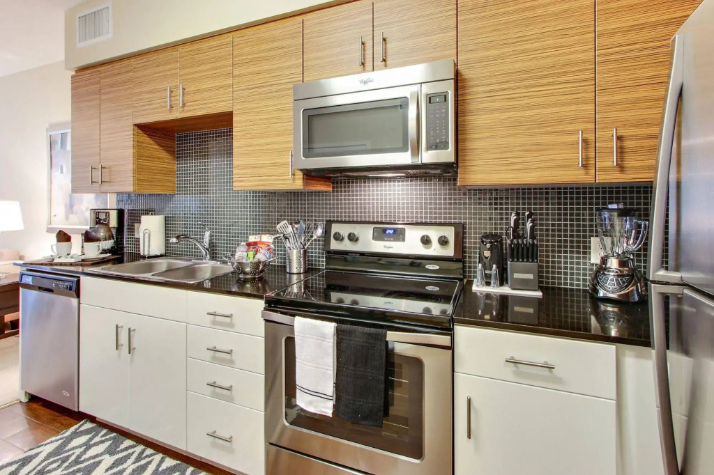 Wilshire La Brea Apartments