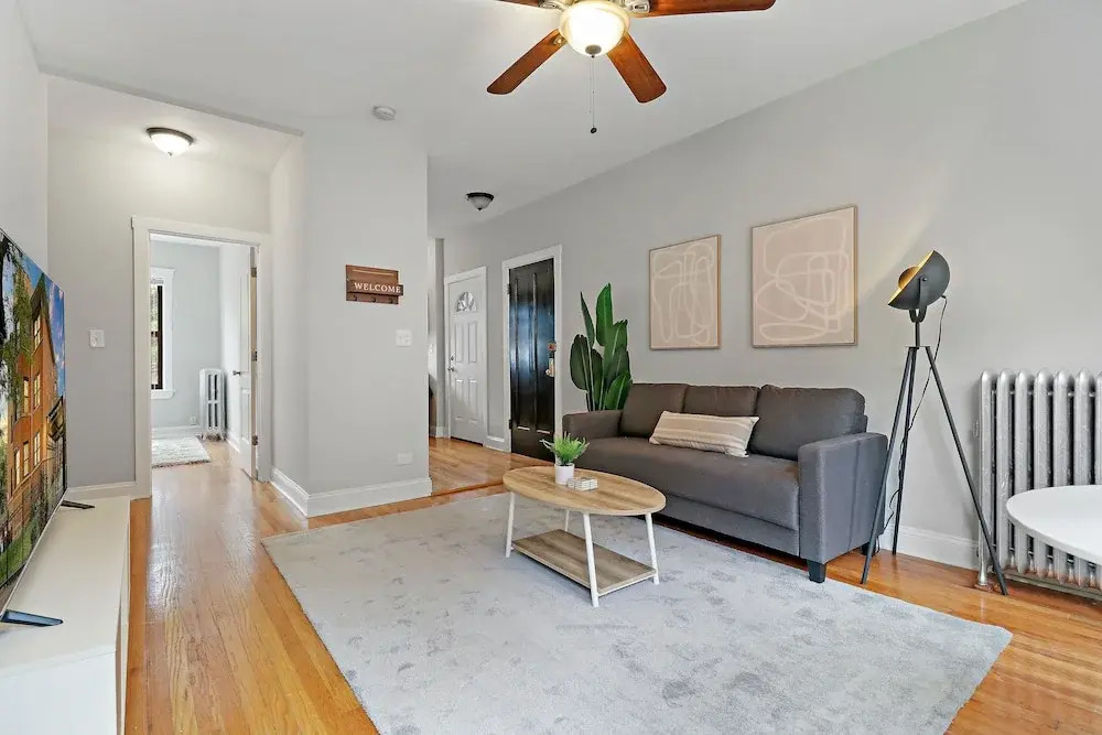 Portage Park Classic 1BR Apt in Montrose