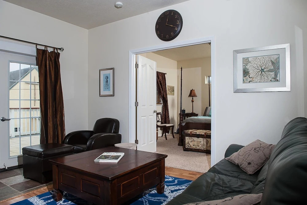 The Blue Crab 4 Br home by RedAwning