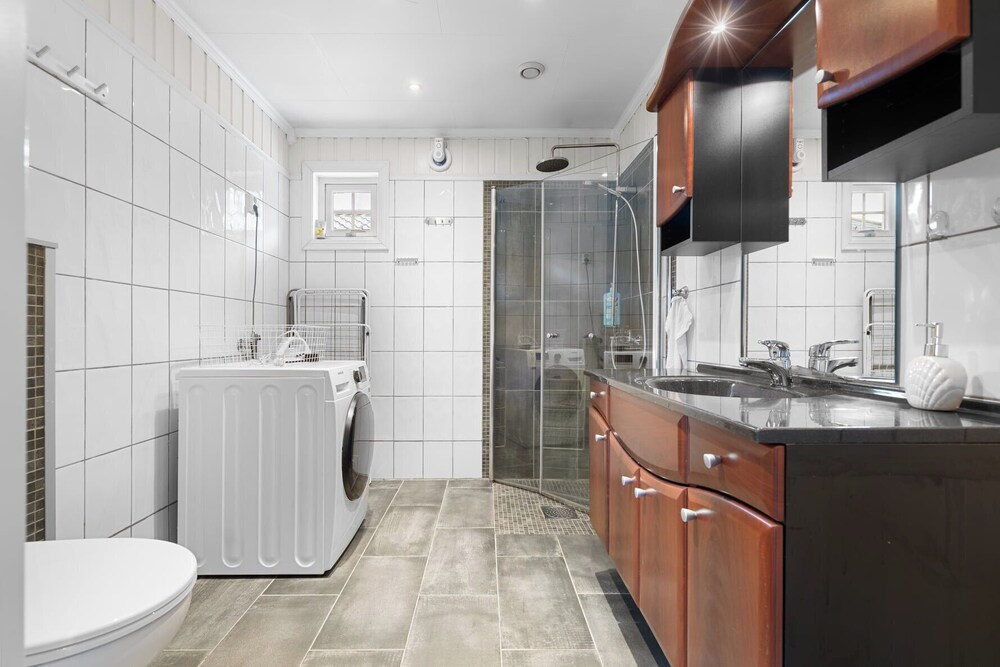 Lovely 4 Bedroom House With the View of Aurora