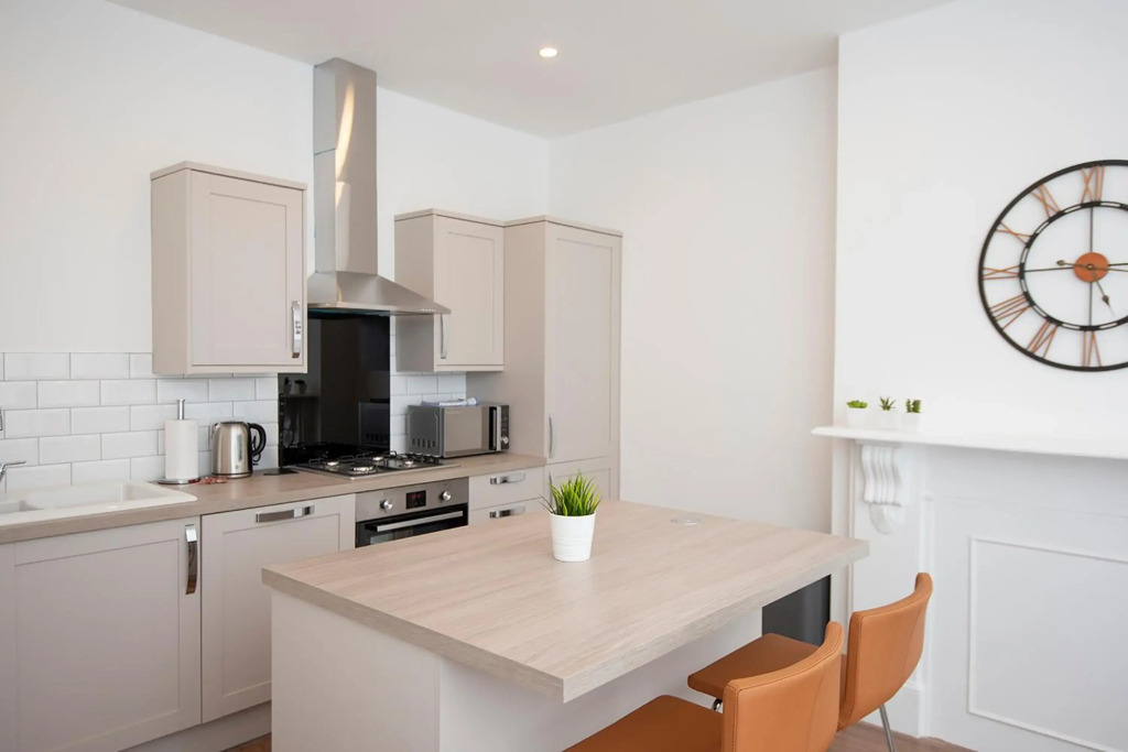 Oliverball Serviced Apartments - Flat A - Spacious ground floor, 1 bedroom apartment in Central Southsea