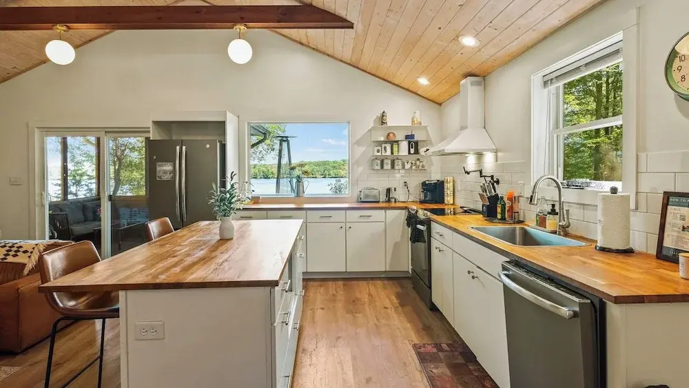 Lake Daze by Avantstay Lakefront w/ Modern Interior, Enclosed Porch & Hot Tub