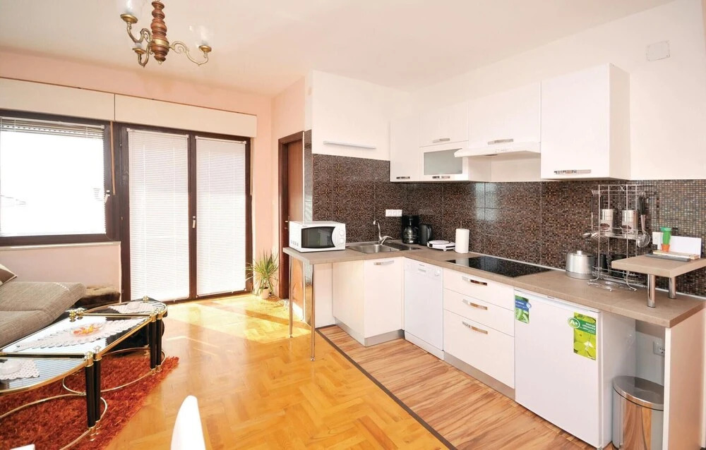 Stunning Home in Okrug Gornji With Wifi and 2 Bedrooms