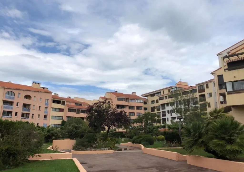 Frejus balcon des arènes studio 5e étage piscine clim tennis