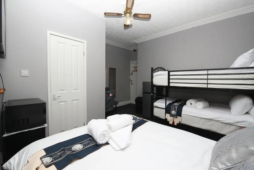 Woodville Lodge Leeds City Centre by OYO