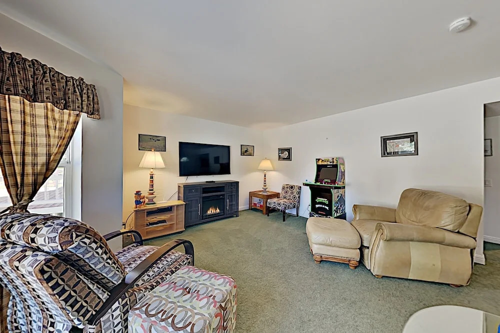 Corner Lot Gem W/ Hot Tub & Grill, Next To Shuttle 4 Bedroom Hotel Room