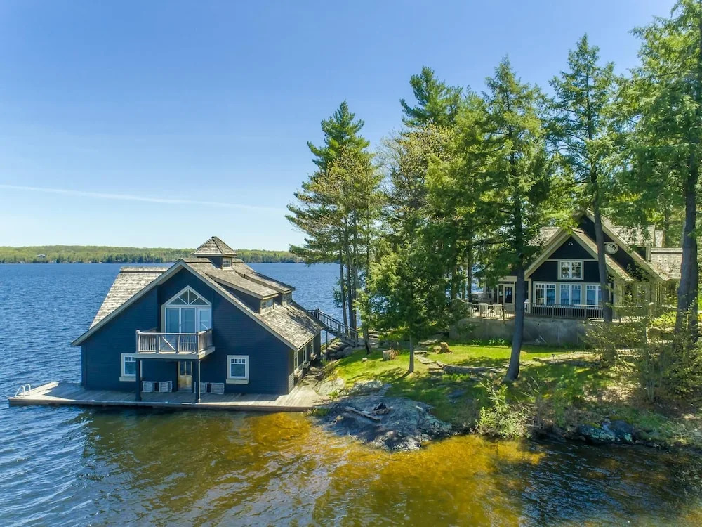 Fabulous Lake Muskoka Cottage & Boathouse~the perfect retreat!