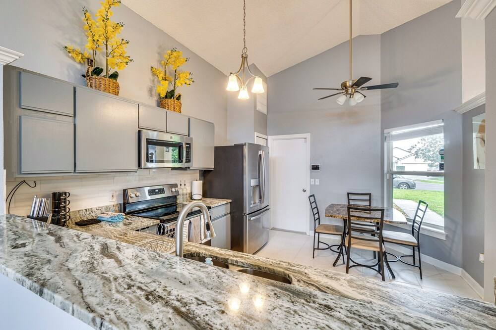 Lovely Florida Retreat w/ Lanai: 5 Mi to Riverwalk