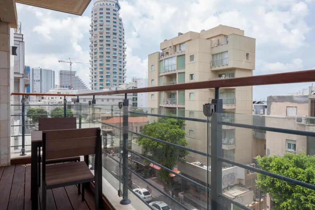 Best Location, Luxuous 2BR, Sea View, w/parking