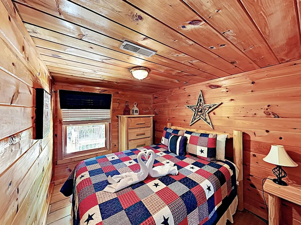 Updated Parkway Retreat W/ Hot Tub & Game Room 3 Bedroom Cabin