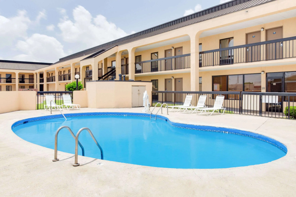 Days Inn by Wyndham Greenville MS