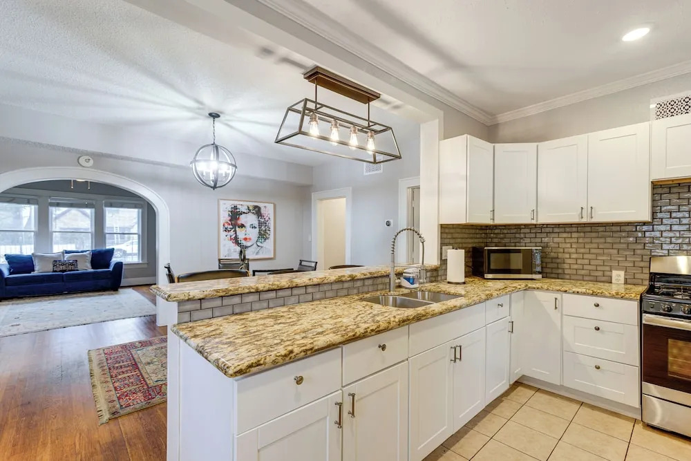 1 Mi to Hermann Park: Houston Apt w/ Shared Yard