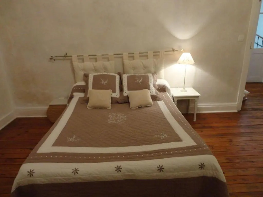 Les Bellevue Cité "4 Apartments, 1 with Garden & Private Parking, Aircon, WiFi, Free Public Car Park, 1 km from Cité"