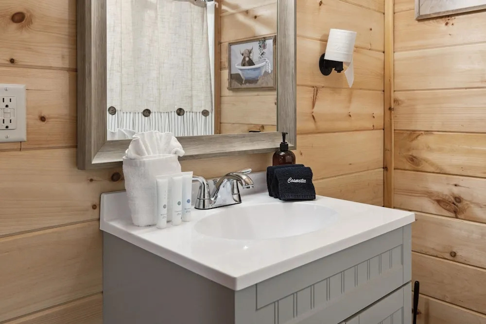 Majestic Valley Retreat 2 Bedroom Cabin by RedAwning