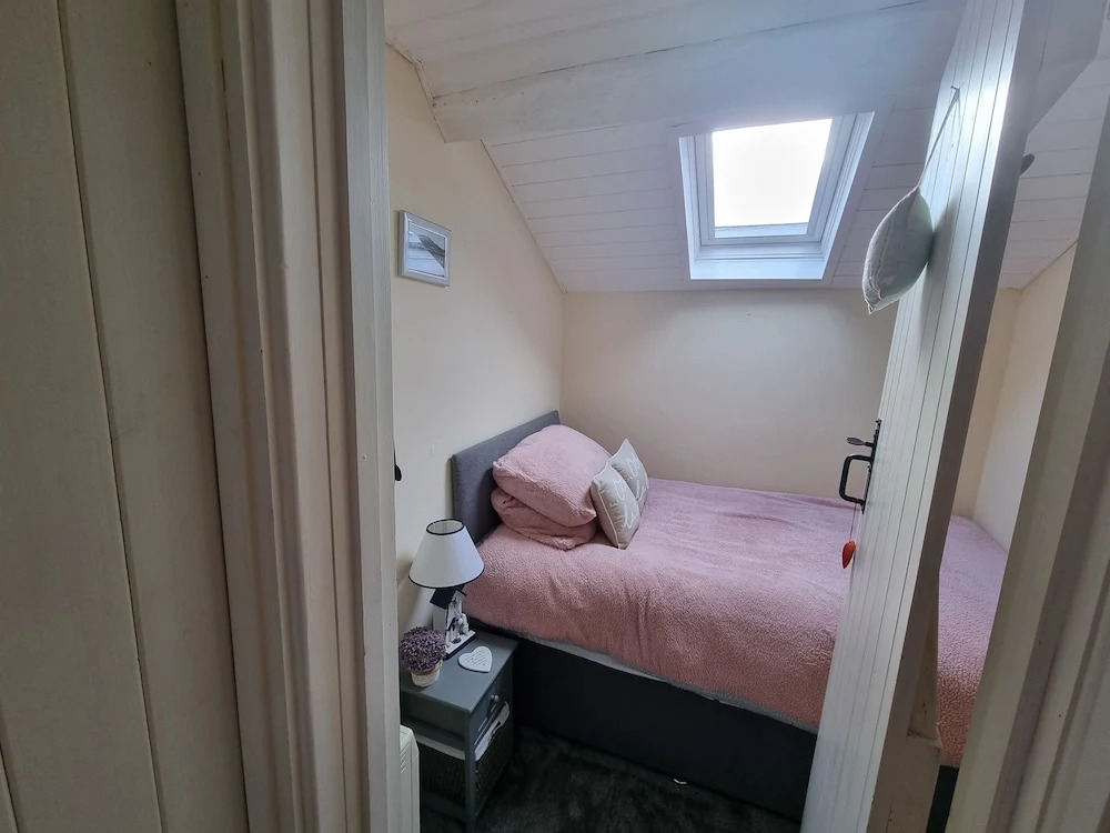 2 Bed House - Sleeps 3 - Pets - Garden - Parking